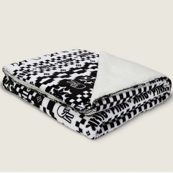 Pink Victoria's Secret Sherpa Blanket Size 50IN X 60IN. - Picture 2 of 5
